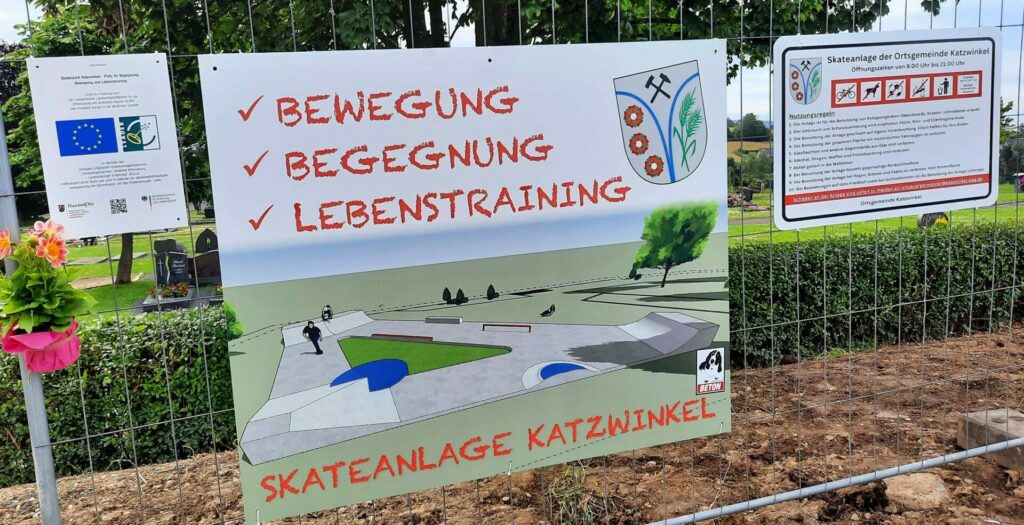 3. 20240706_Schild Skateranlage Katzwinkel Bewegung Begegnung Lebenstraining